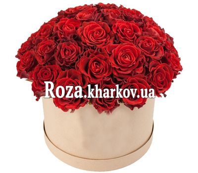 Красные розы в круглой коробке