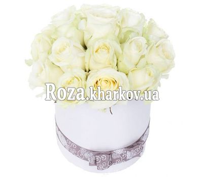 Милая коробка цветов из белых роз