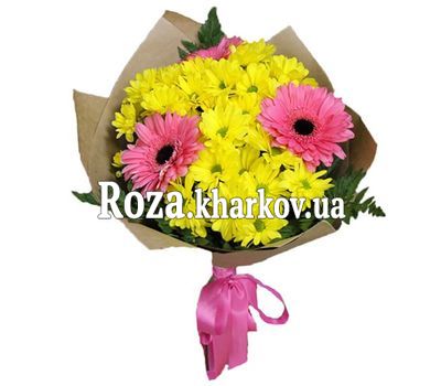 Небольший букет из гербер и хризантем