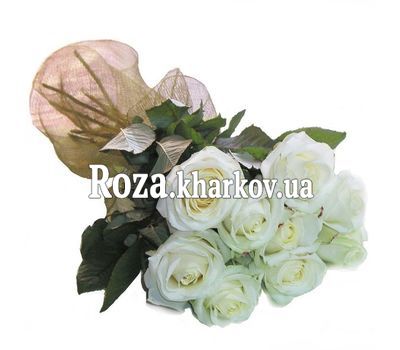 Небольшой букет белых роз