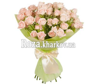 Небольшой букет кустовых роз