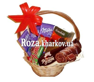 Недорогая корзинка сладостей