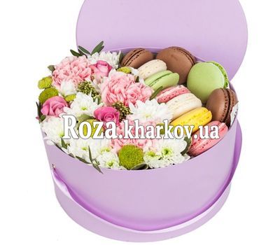 Нежная коробка цветов с макарунс