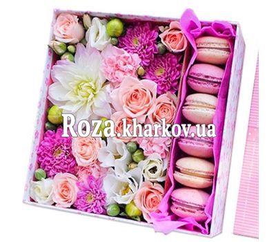 Нежная коробка с макарунами и цветами