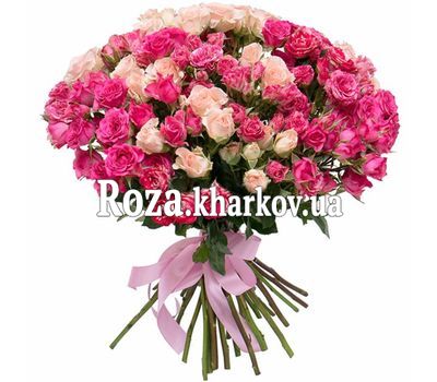 Обворожительный букет кустовых роз