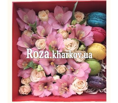 Розы и альстромерии в коробке с макарунами