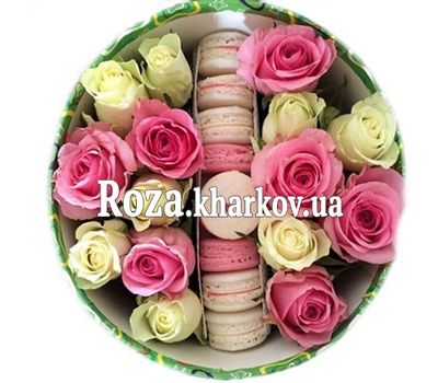 Розы и макарунс в коробке Розы и макарунс в коробке