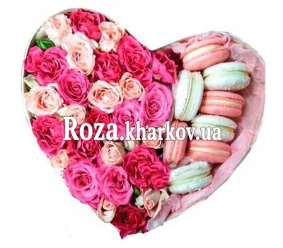 Сердце из роз и макарун