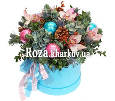 Сказочная новогодняя коробка с цветами Сказочная новогодняя коробка с цветами