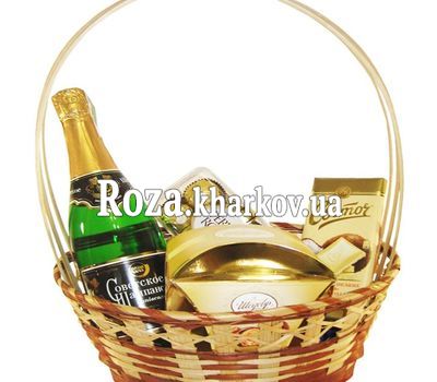Сладости и шампанское в корзине