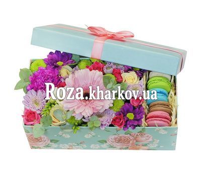 Уникальная коробка цветов с макарунами
