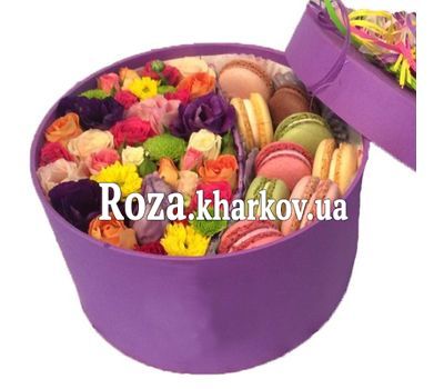 Яркие цветы в коробке с макарунс