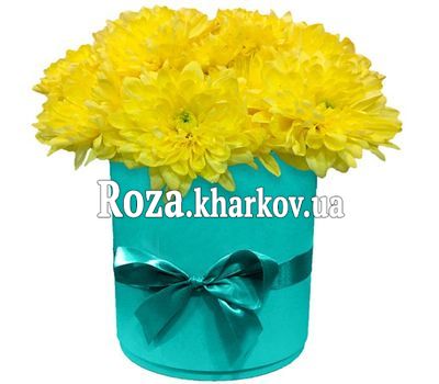 Желтые хризантемы в шляпной коробке