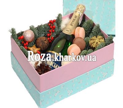 Christmas box with macaroons