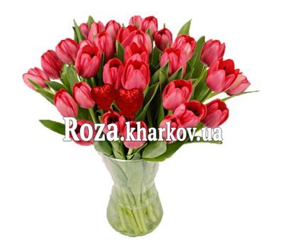31 красный тюльпан с 2 сердцами
