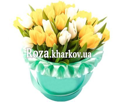 Белые и желтые тюльпаны в коробке