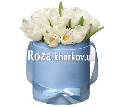 Белые тюльпаны в шляпной коробке