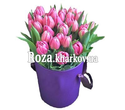 Коробка рожевих тюльпанів