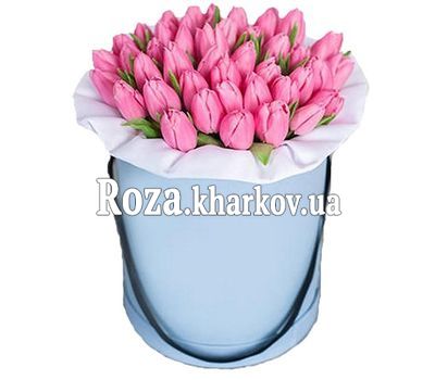 Розовые тюльпаны в шляпной коробке