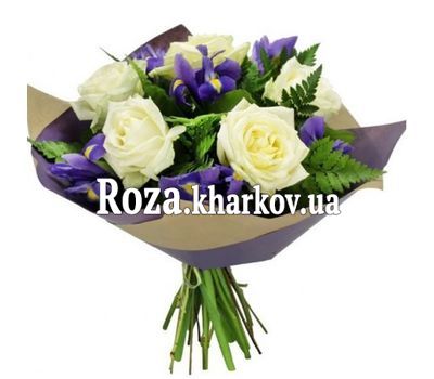 Букет из ирисов и белых роз