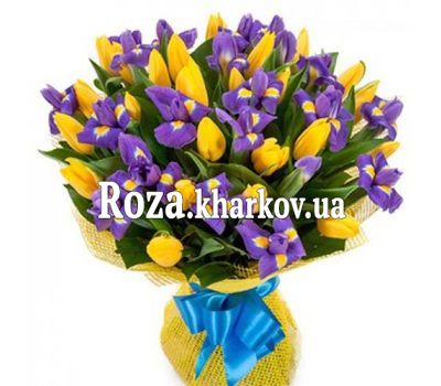 Букет из ирисов и тюльпанов