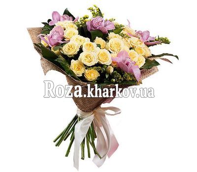 Букет із орхідей і кущових троянд