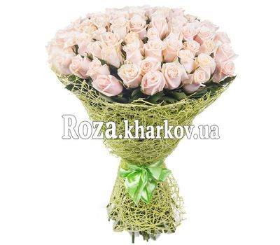 Bouquet of cream roses