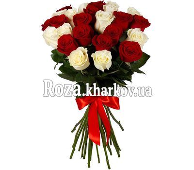 Красно-белый букет роз