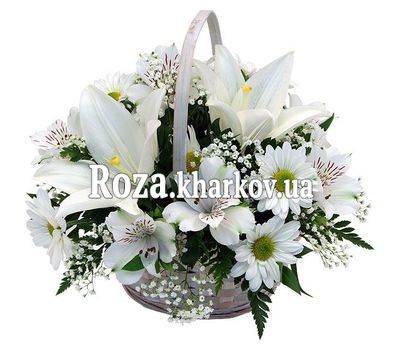 Корзина цветов из лилии
