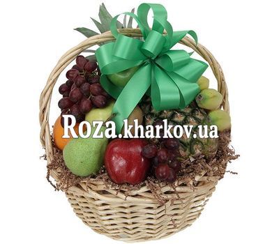 Корзина фруктов с ананасом