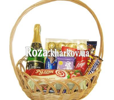 Подарочная корзина с сладостями