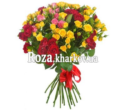 Яркий букет из кустовых роз