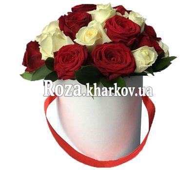 Красные и белые розы в коробке