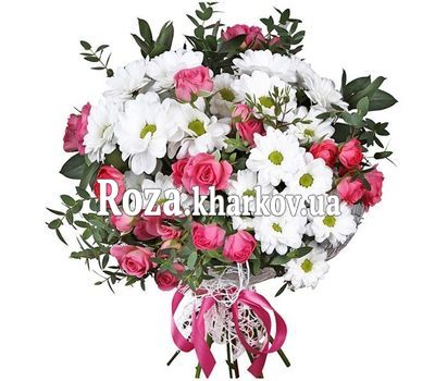 Elegant bouquet of spray roses and chrysanthemums