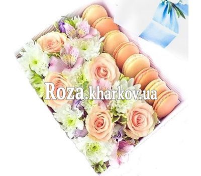 Цветочная композиция с макарунами в коробке