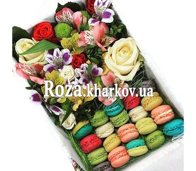 Цветы и macarons в квадратной коробке