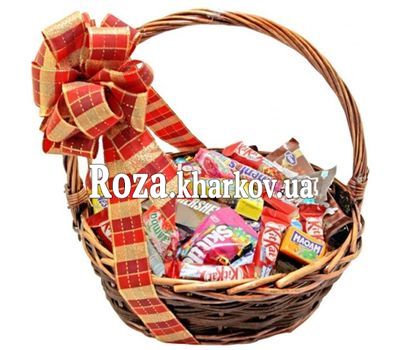 Корзина сладостей с конфетами и шоколадными батончиками