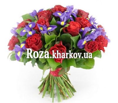Букет из ирисов и красных роз